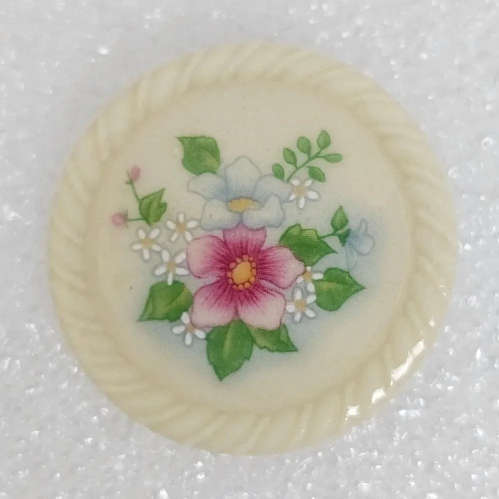 Vintage AVON 1984 SPRING BOUQUET Porcelain Round‎ Disc Brooch Pin Floral Design